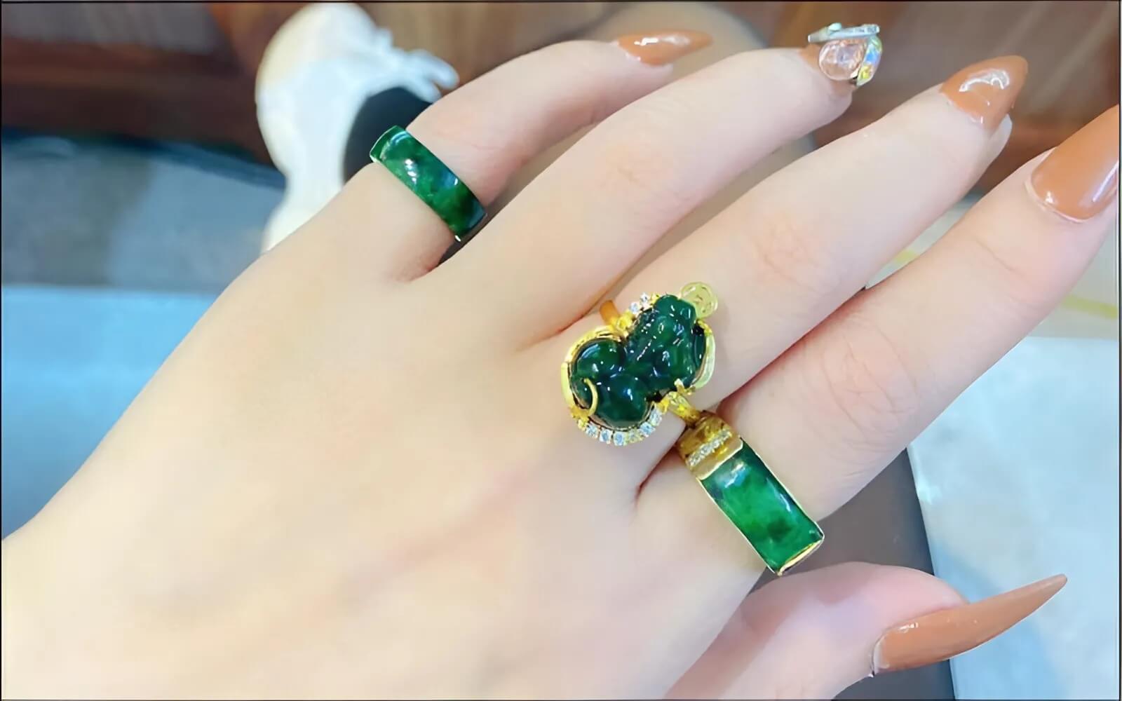 Chọn nhẫn có màu xanh lá giúp củng cố năng lượng bản mệnh, mang lại sự ổn định và phát triển cho người mệnh Mộc