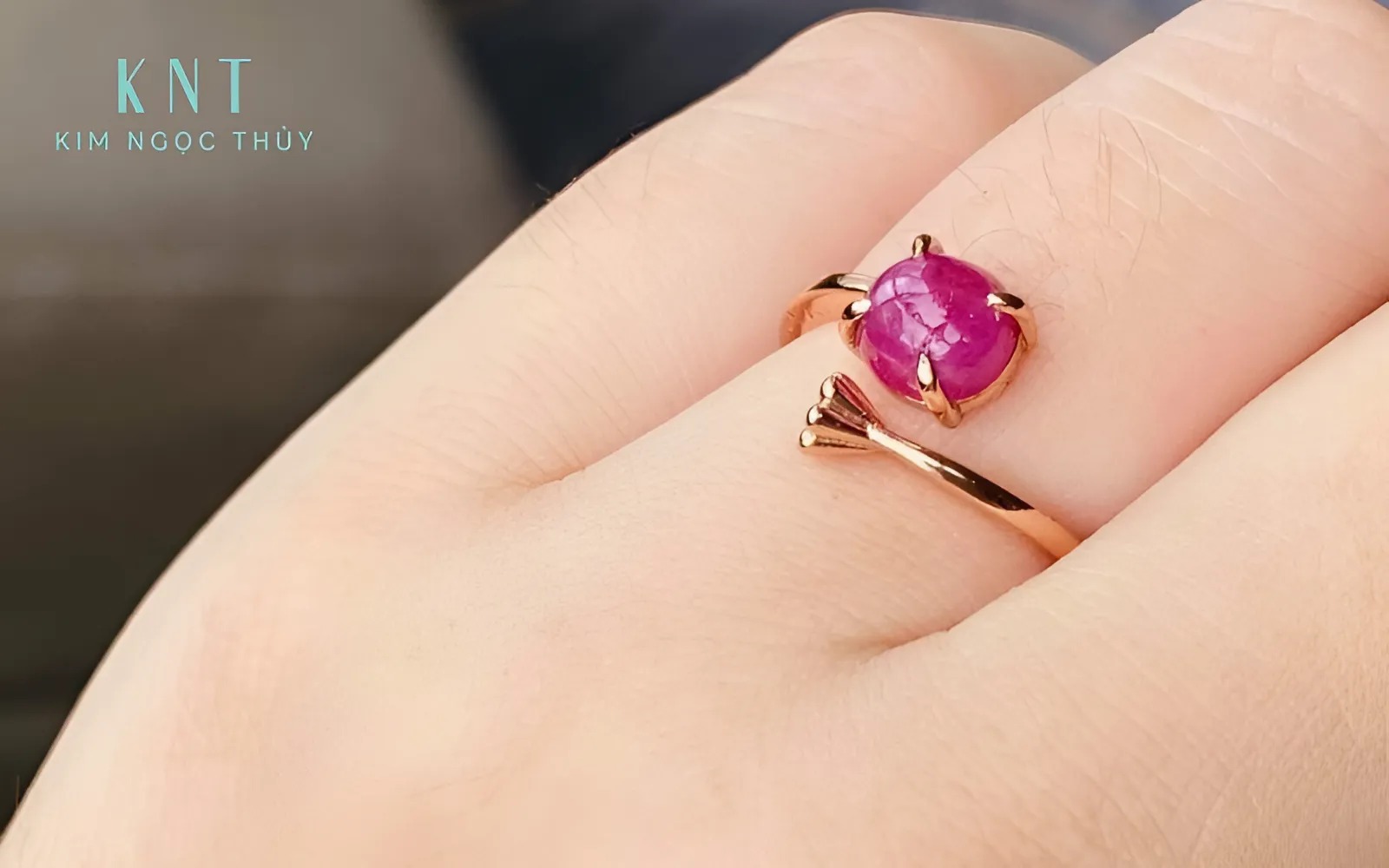 ƯNhẫn nữ trẻ mệnh Hỏa: Chọn mẫu tinh tế, hiện đại, hợp phong thủy.