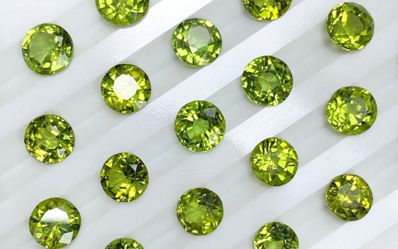 Trang sức Peridot với màu xanh Mộc tượng trưng cho sự phát triển.