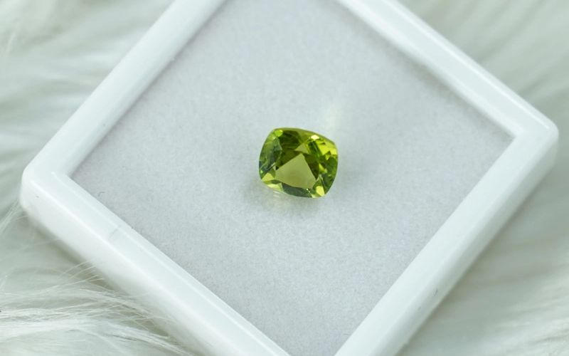 Một viên Peridot màu xanh lục oliu đậm, trong suốt.