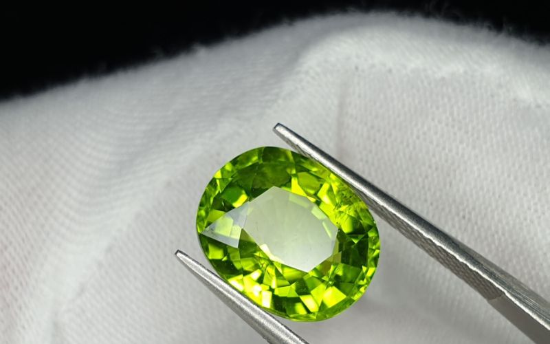 Màu sắc tự nhiên, không quá chói của một viên Peridot thật.