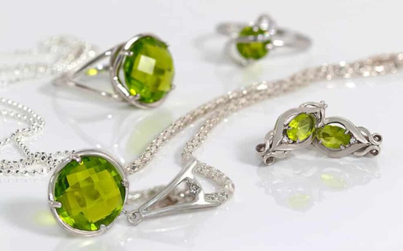 Minh họa va đập có thể làm hỏng trang sức Peridot.
