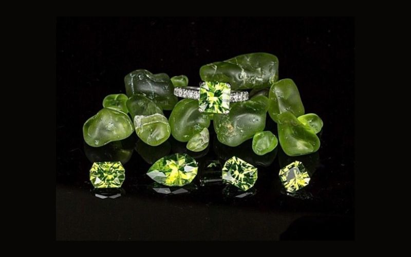 So sánh đá Peridot với các loại đá quý khác như kim cương, ruby.