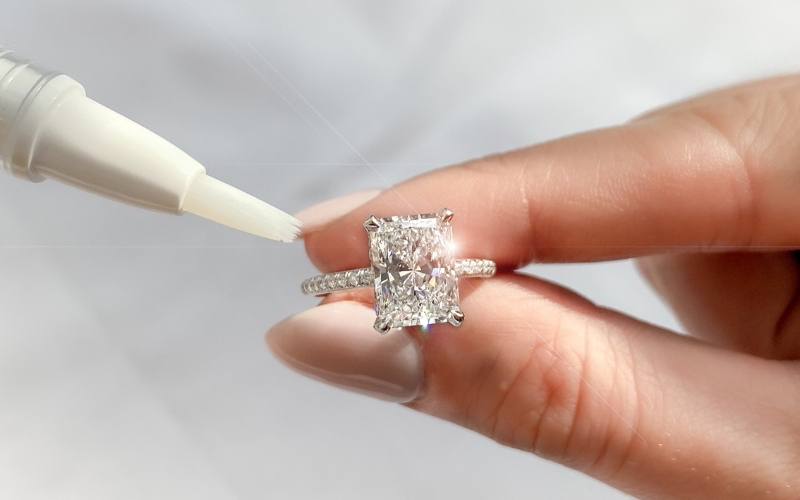 Chà rửa nhẫn kim cương Princess nhẹ nhàng với bàn chải lông mềm