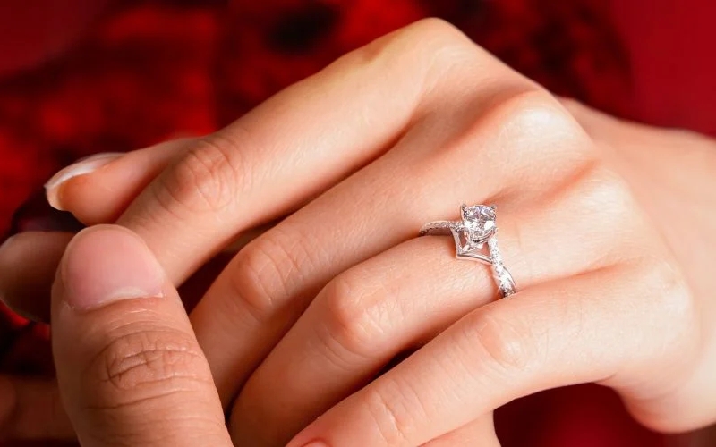 Ngón tay áp út hay quen thuộc hơn là ngón đeo nhẫn