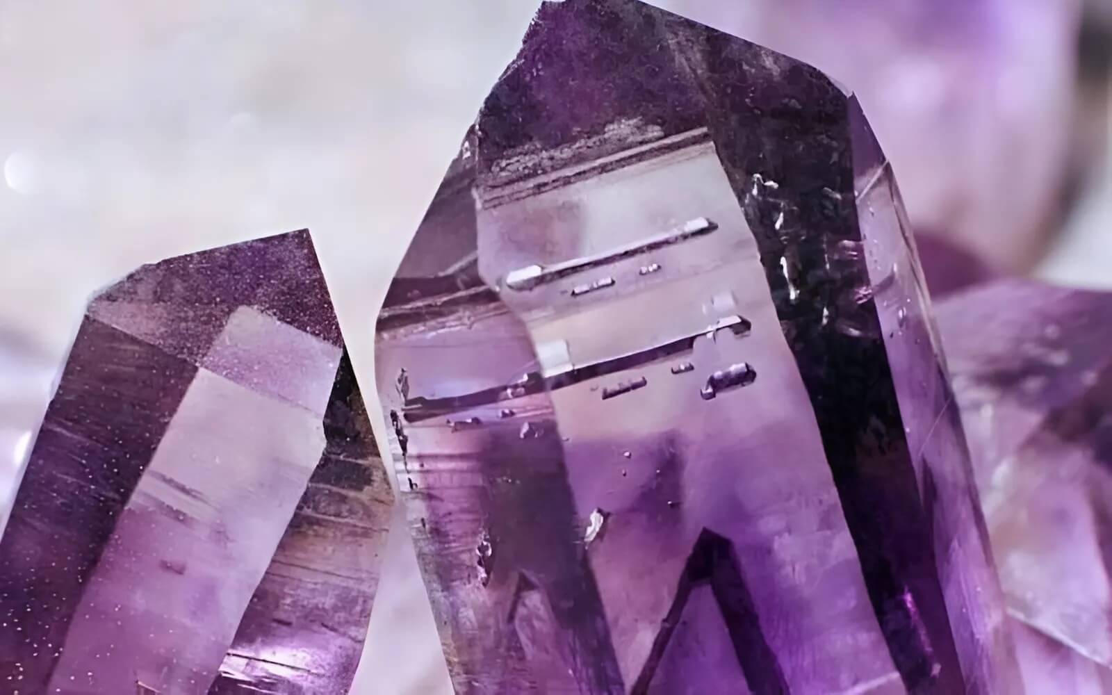 Các loại đá thạch anh với nhiều màu sắc khác nhau được ưa chuộng trong phong thủy.