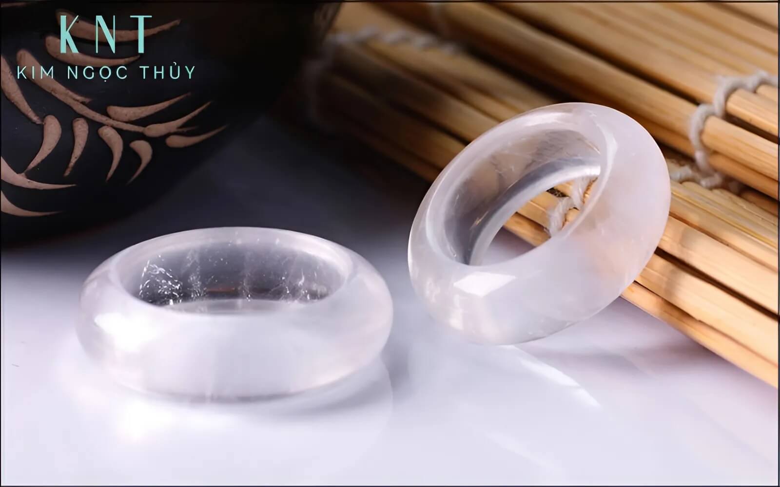 Quả cầu thạch anh được sử dụng như một vật phẩm phong thủy mạnh mẽ.