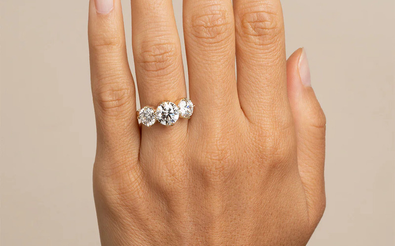 Hai viên đá phụ tôn vinh vẻ đẹp lấp lánh của viên đá chủ.