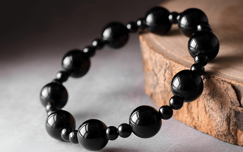 Người mẫu đeo trang sức làm từ đá obsidian đen.