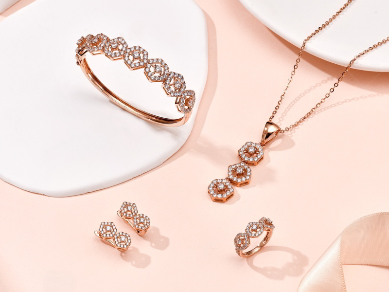 Vàng hồng được tạo ra bằng cách pha vàng nguyên chất với Đồng.