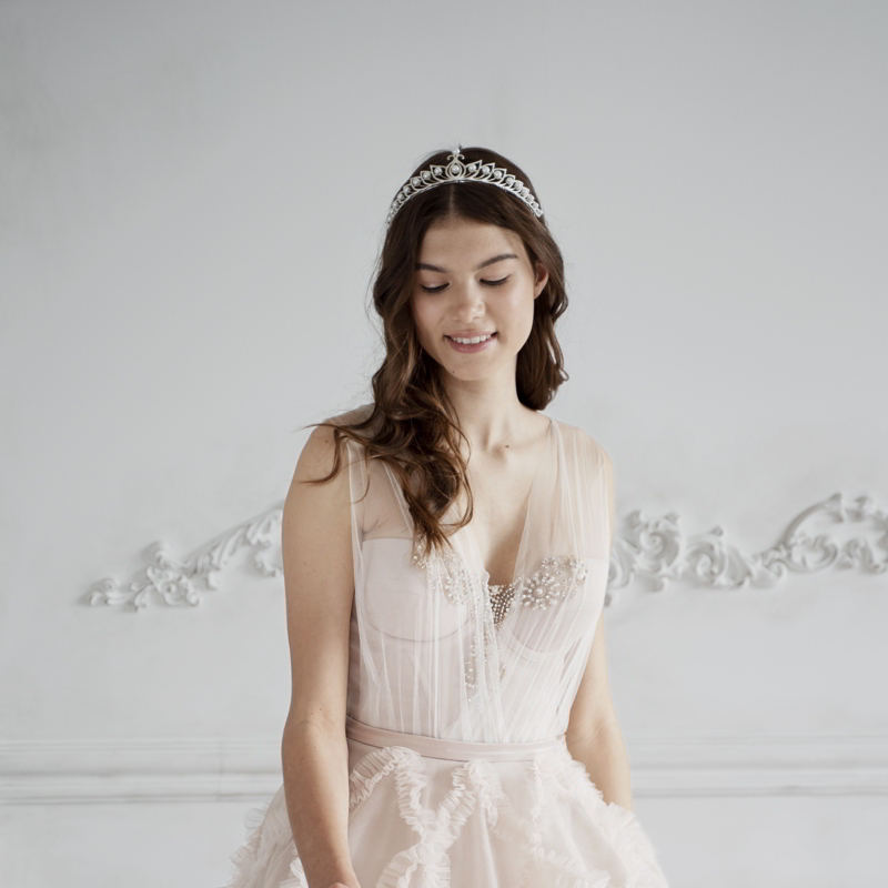 Chọn vương miện cưới đẹp phù hợp với ngân sách của bạn.