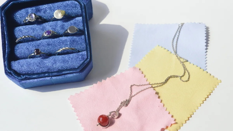 Hướng dẫn vệ sinh nhẫn xi mạ rhodium bằng khăn mềm.