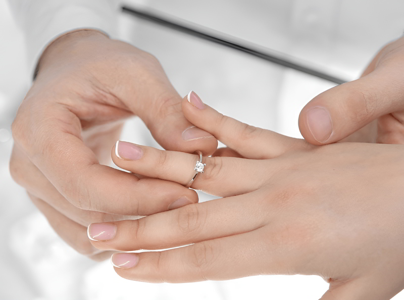 Nữ Việt Nam đeo nhẫn đính hôn tay phải theo văn hóa