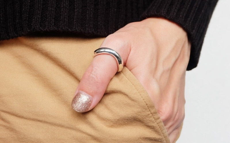 Đeo nhẫn ngón cái: biểu tượng quyền lực, tự tin.