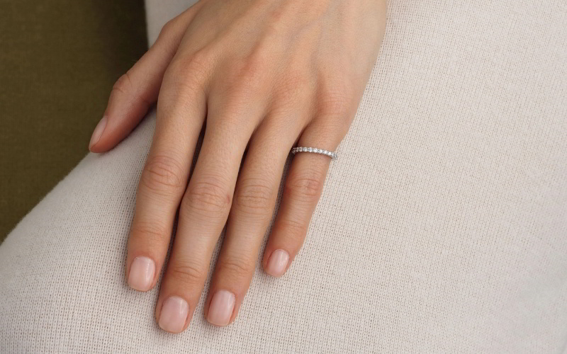 Ngón út: Đeo nhẫn thể hiện sự khéo léo, giao tiếp.