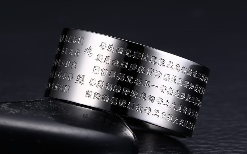 Tiếp xúc với kinh chú qua nhẫn giúp gieo duyên lành và nuôi dưỡng tâm hồn.