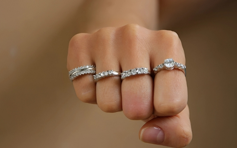 Vị trí đeo nhẫn nữ: Biểu tượng xã hội và cá nhân