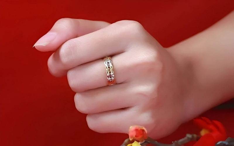 Ngón giữa: Đại diện cho sự cân bằng và trách nhiệm của người phụ nữ