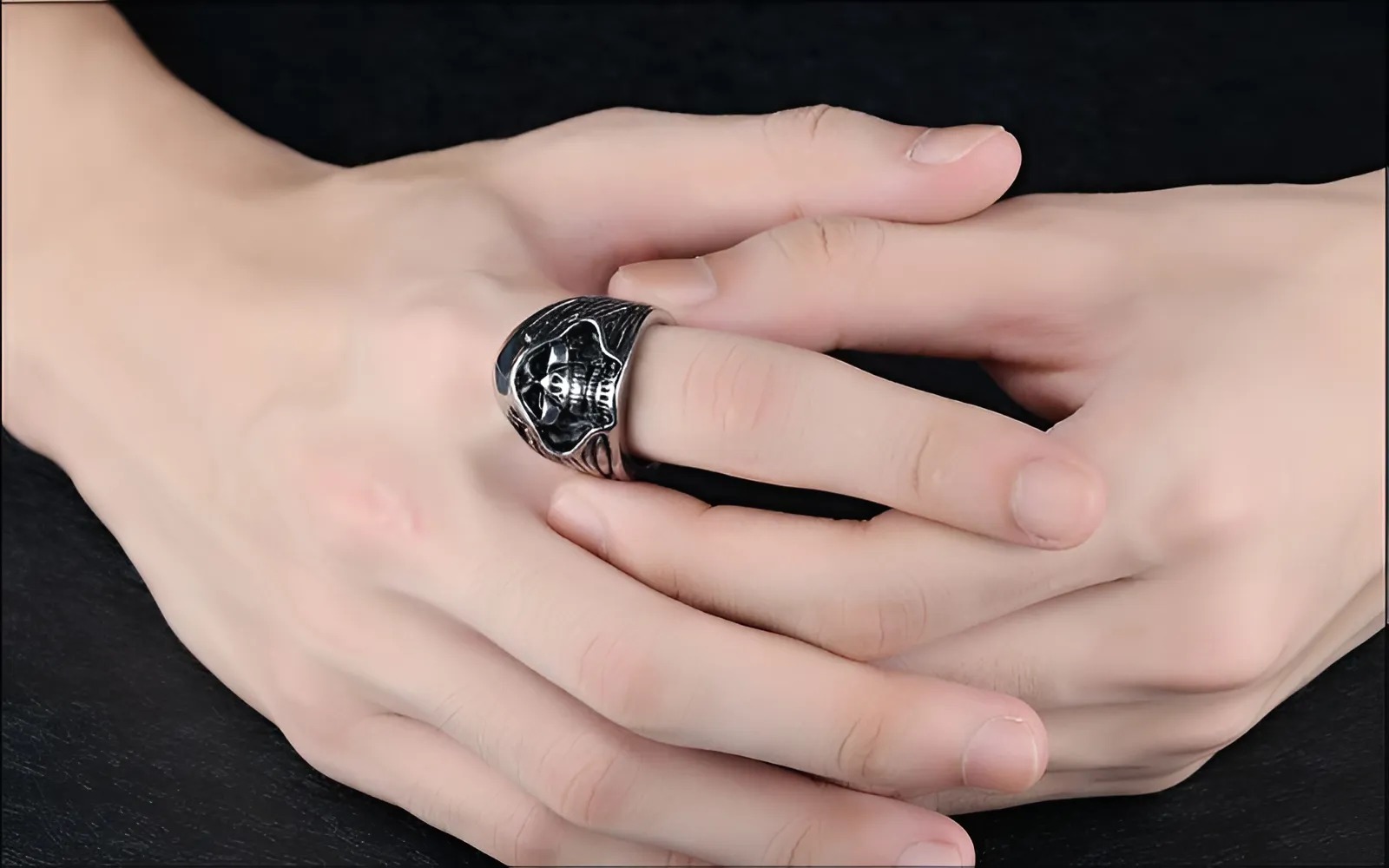 Nhẫn ngón trỏ phải nam: Biểu tượng tham vọng, bản lĩnh và thành công sự nghiệp.