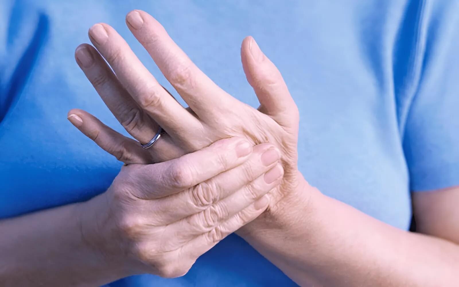 Bác sĩ sẽ kiểm tra xem ngón tay của bạn có bị sưng, đỏ, biến dạng, hay có dấu hiệu bất thường nào khác không