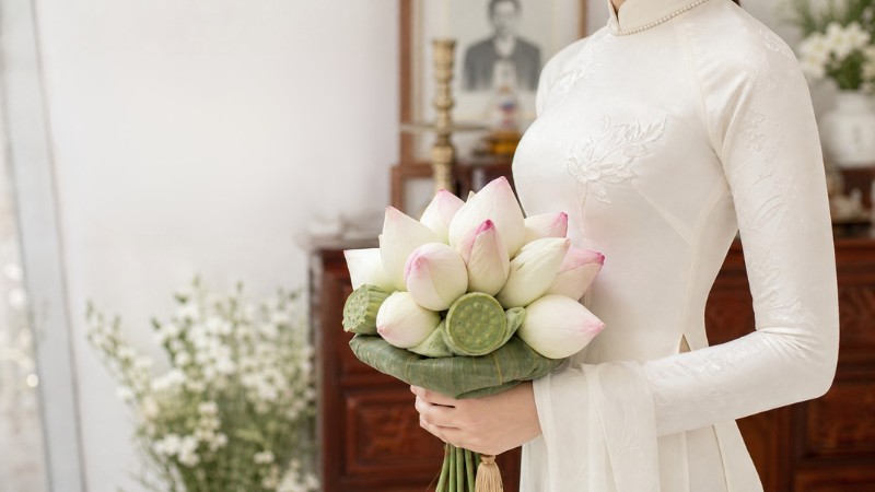 Bó hoa sen đi cùng áo dài cưới trong không gian lễ gia tiên
