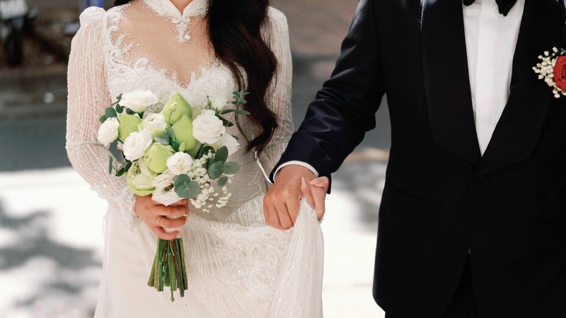 Chọn bó sen trắng có các bông hoa đồng đều và thiết kế chắc chắn