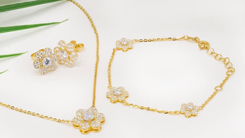Bộ trang sức cưới vàng 18K thiết kế tối giản phù hợp đeo hàng ngày
