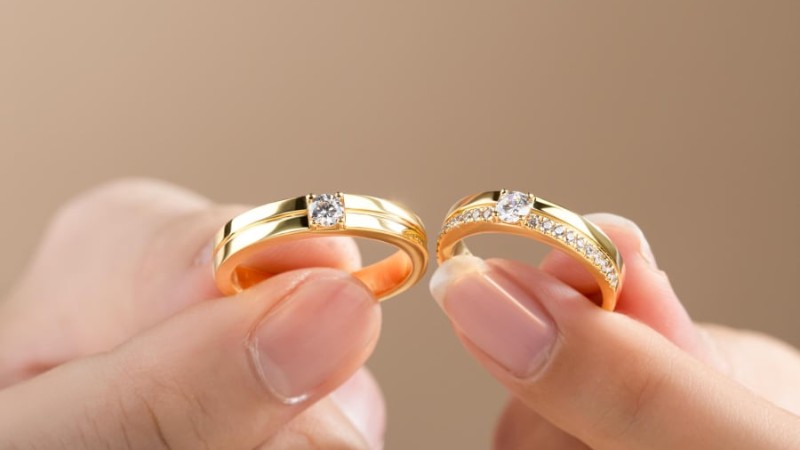 Cặp nhẫn cưới vàng 18K đính đá lấp lánh và nổi bật