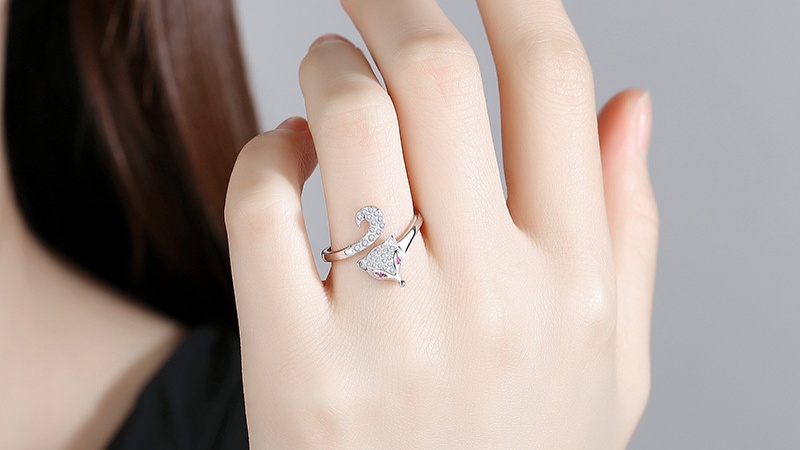 Ưu tiên thiết kế và kiểu nhẫn phù hợp với dáng tay của người đeo