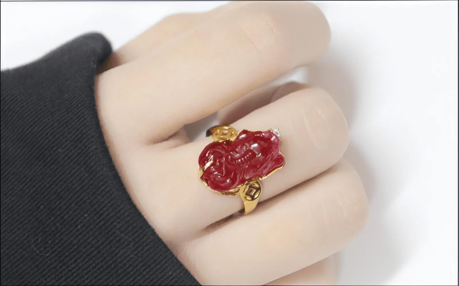 Hiện tại, không có bằng chứng khoa học nào chứng minh mối liên hệ giữa đau ngón tay đeo nhẫn và phong thủy