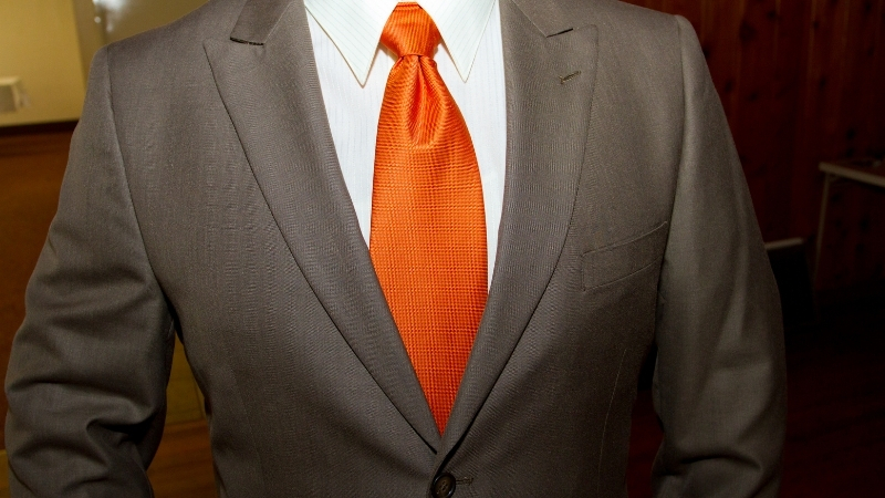 Cà vạt trơn đơn sắc luôn là lựa chọn an toàn cho phong cách thanh lịch