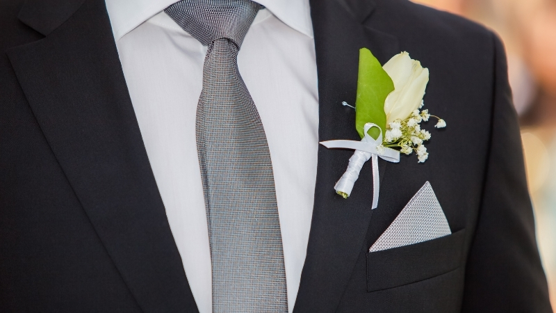 Bạn có thể chọn khăn và hoa cài áo để tạo điểm nhấn cho trang phục cùng cà vạt