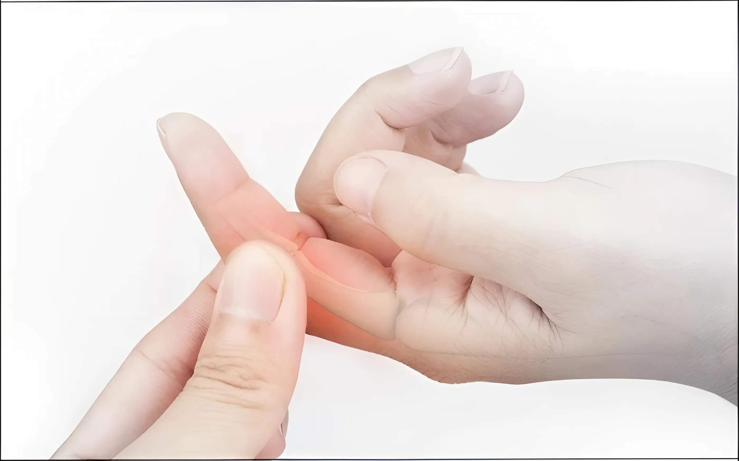 Thoái hóa khớp ngón tay có thể gây đau ngón tay khi đeo nhẫn