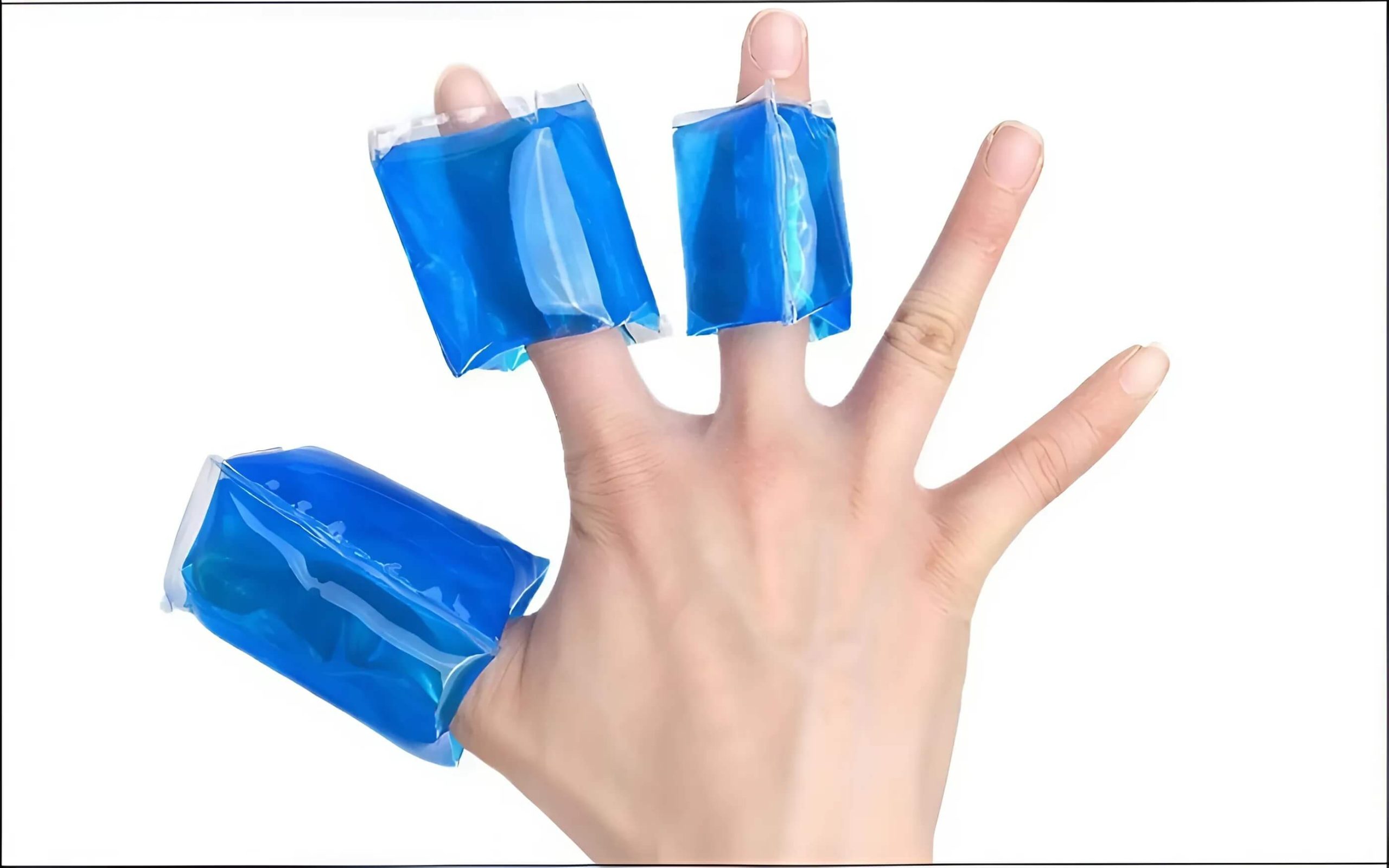 Dùng túi chườm đá lên vùng bị tổn thương trong khoảng 15-20 phút mỗi lần để giảm đau ngón tay đeo nhẫn