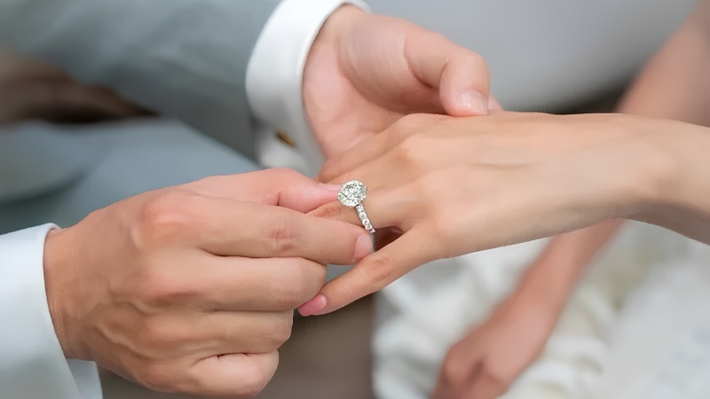 Đeo nhẫn ngón áp út thể hiện sự cam kết trong tình yêu
