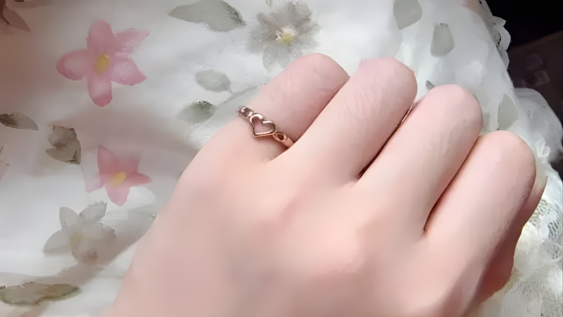 Bạn có thể lựa chọn nhẫn có bản mảnh để phù hợp với tay