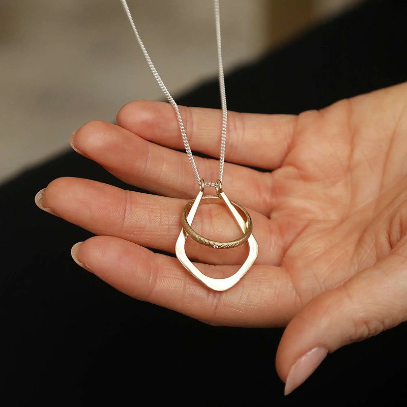 Chăm sóc đúng cách để kỷ vật tình yêu luôn bền đẹp với thời gian