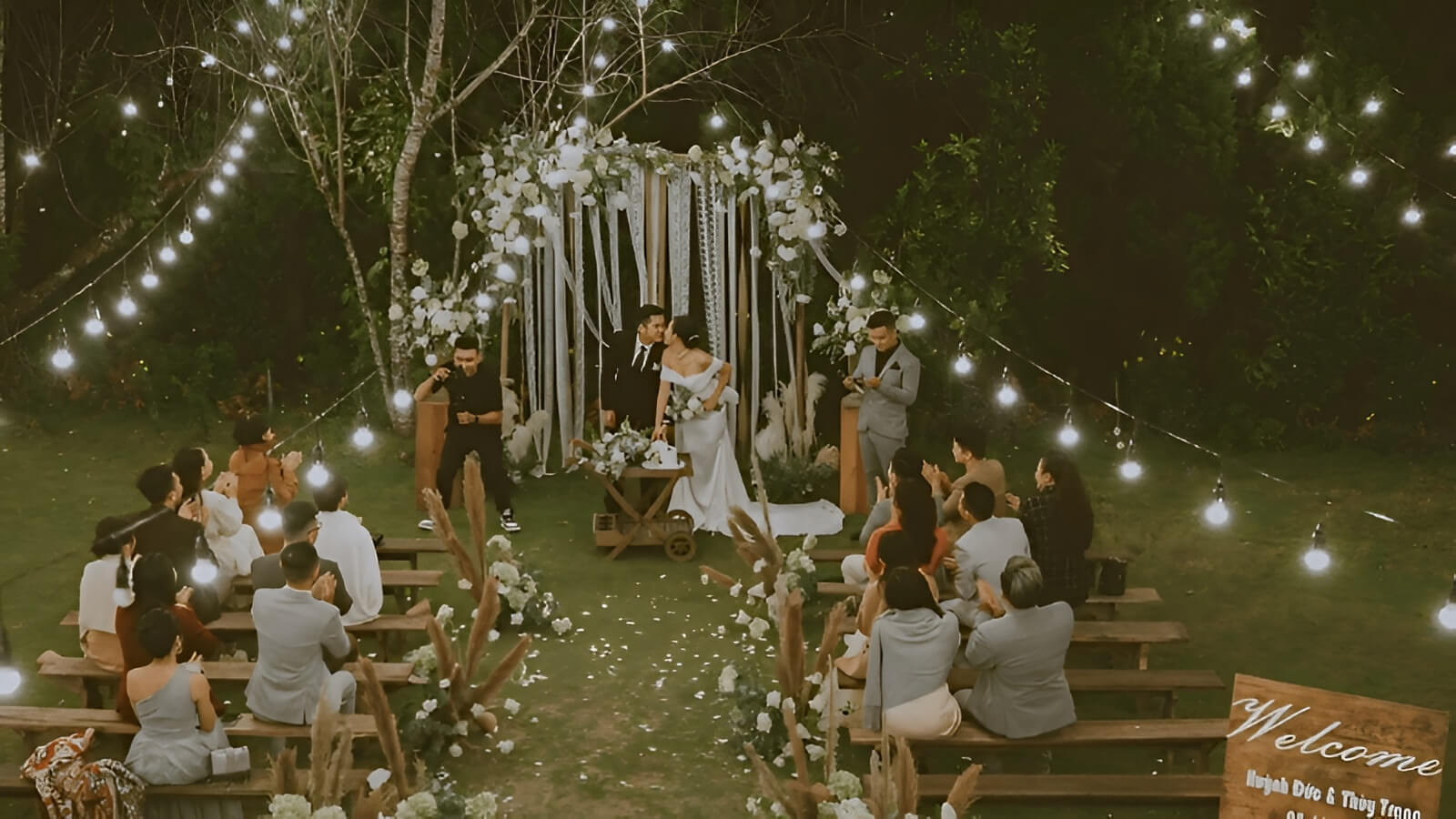 Lễ báo hỷ là một buổi tiệc ấm cúng cùng gia đình và bạn bè