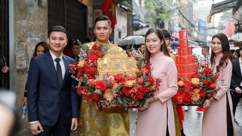 Đội bê tráp nhà trai và nhà gái trao nhận mâm tráp