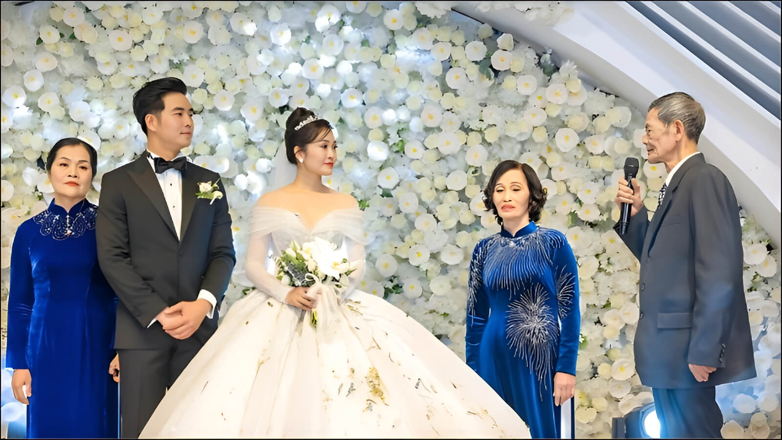 Lời phát biểu trang trọng, gửi gắm niềm tin và lời chúc phúc cho cặp đôi