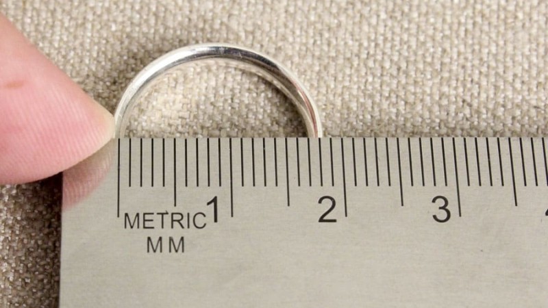 Xác định size nhẫn dựa trên nhẫn cũ của bố mẹ đang đeo