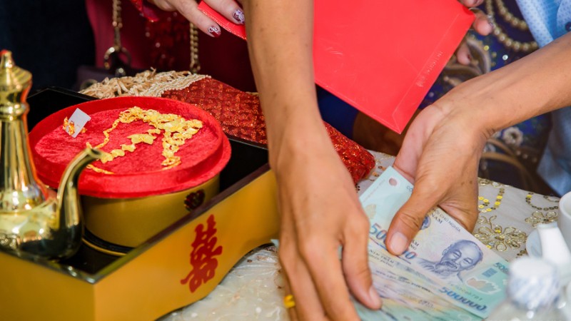 Tiền nát đặt trong mâm sính lễ, thể hiện phần lễ vật tiền mặt trong nghi thức cưới hỏi
