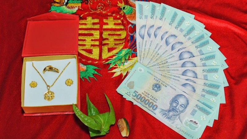 Tiền nát được đặt riêng trong một mâm tráp nhỏ