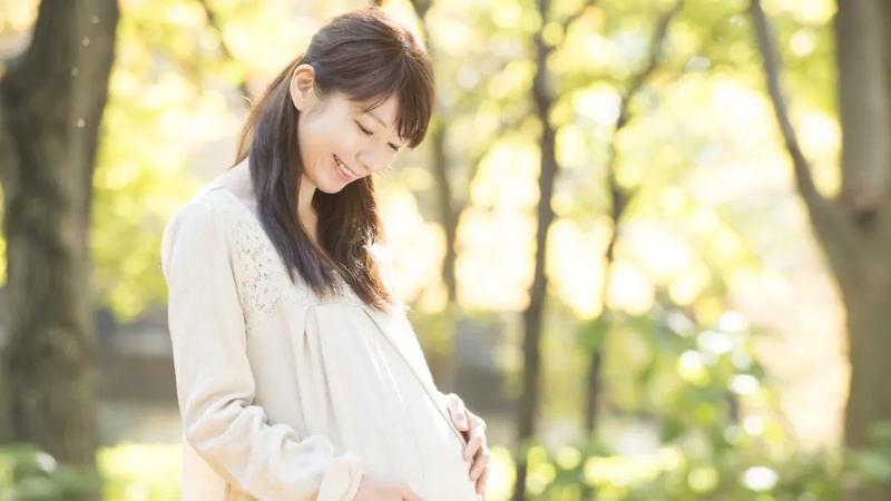 Mẹ bầu nên chọn trang phục rộng rãi, chất liệu mềm mại dễ chịu