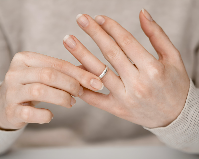 Bảo vệ nhẫn: Tháo khi vận động mạnh hoặc tiếp xúc hóa chất.