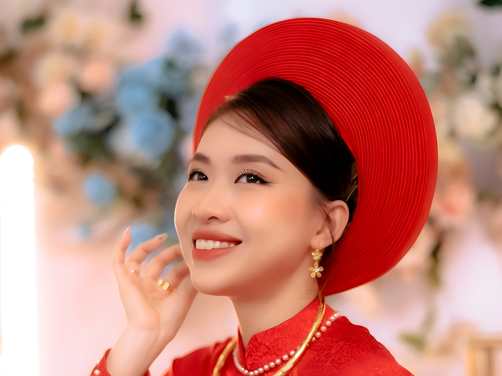 Cô dâu rạng rỡ với đôi bông tai vàng cưới lấp lánh.