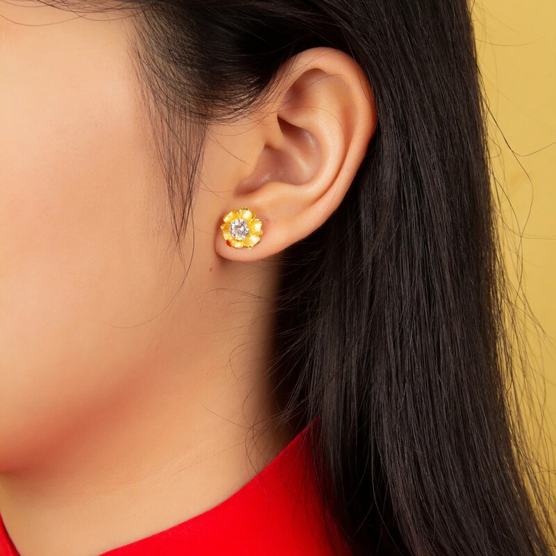 Bông tai đính đá phù hợp với kiểu tóc xõa tự nhiên.