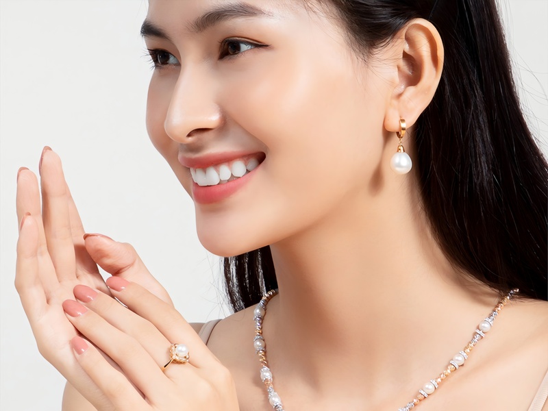 Chọn bông tai vàng cưới hợp với hình dáng khuôn mặt.