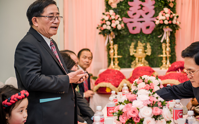 Người chủ lễ đọc văn khấn gia tiên