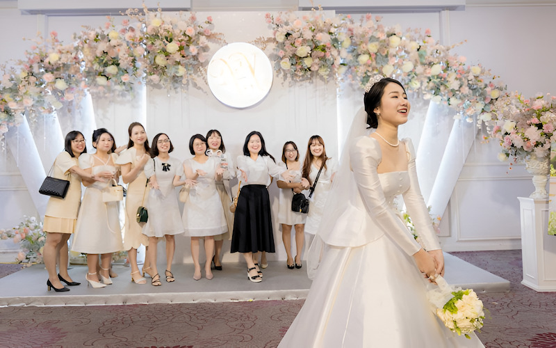 Cô dâu rạng rỡ tung bó hoa cưới, gửi trao niềm vui và hy vọng đến bạn bè.